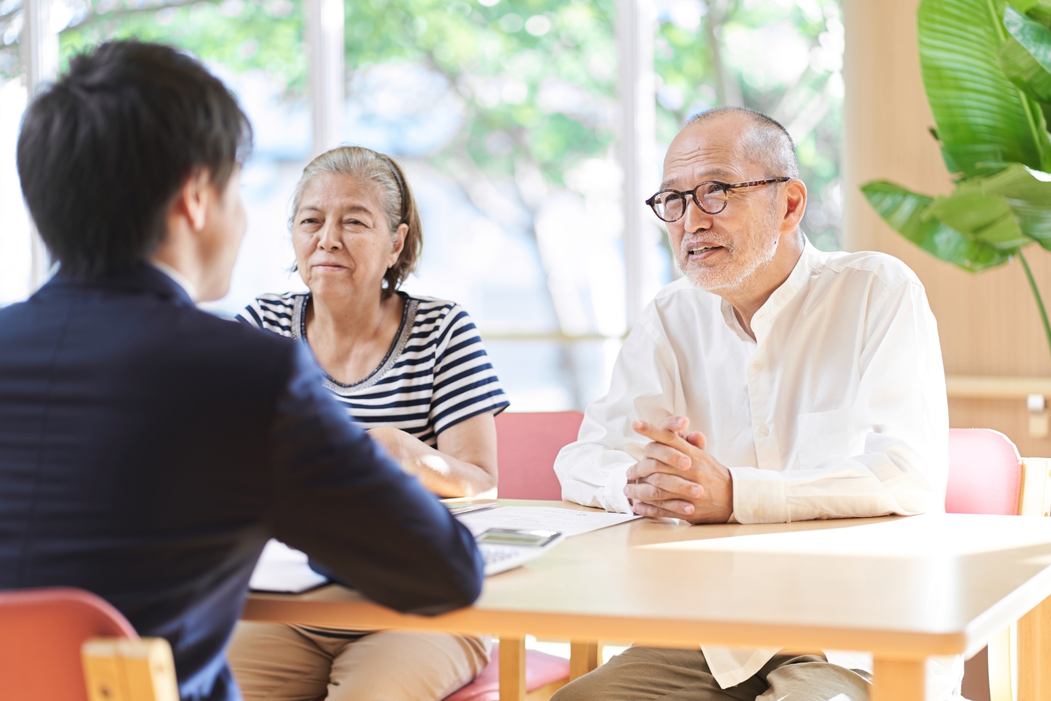 不動産について相談するご夫婦と担当者
